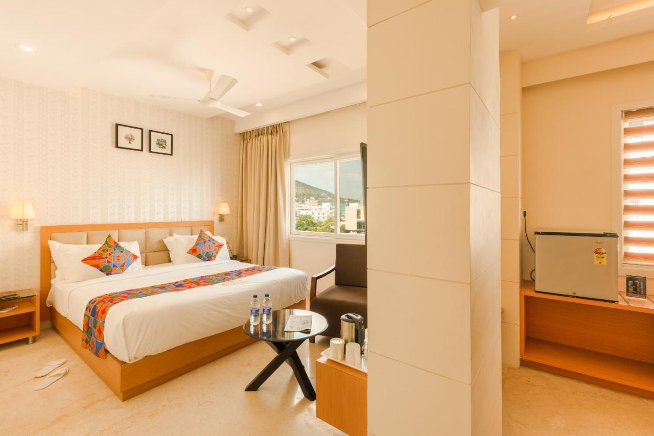Kvr Capitol Suites Vijayawāda Exterior photo