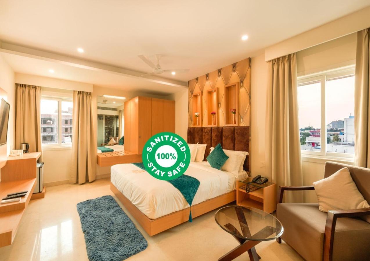 Kvr Capitol Suites Vijayawāda Exterior photo